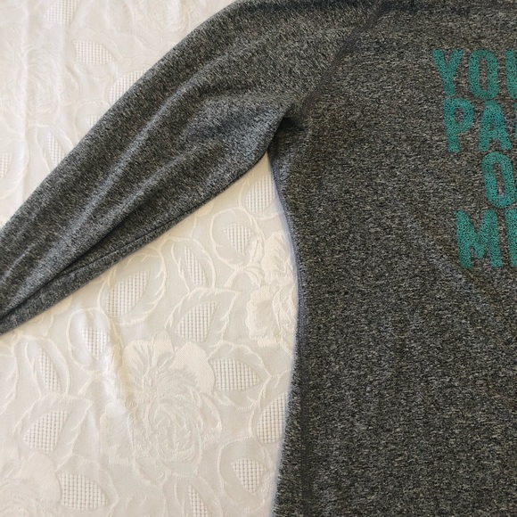 Old Navy Active Gray Long Sleeve Shirt - Picture 4 of 6